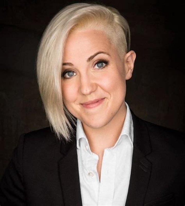 Hannah Hart Bio, Age, Net Worth, Profession